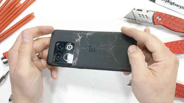 Kiểm chứng độ bền OnePlus 10 Pro và cái kết: Mỏng manh dễ vỡ, bẻ nhẹ là gãy - Ảnh 12. Kiểm chứng độ bền OnePlus 10 Pro và cái kết: Mỏng manh dễ vỡ, bẻ nhẹ là gãy - Ảnh 12.