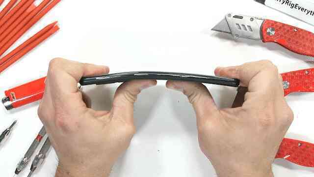 Kiểm chứng độ bền OnePlus 10 Pro và cái kết: Mỏng manh dễ vỡ, bẻ nhẹ là gãy - Ảnh 10. Kiểm chứng độ bền OnePlus 10 Pro và cái kết: Mỏng manh dễ vỡ, bẻ nhẹ là gãy - Ảnh 10.