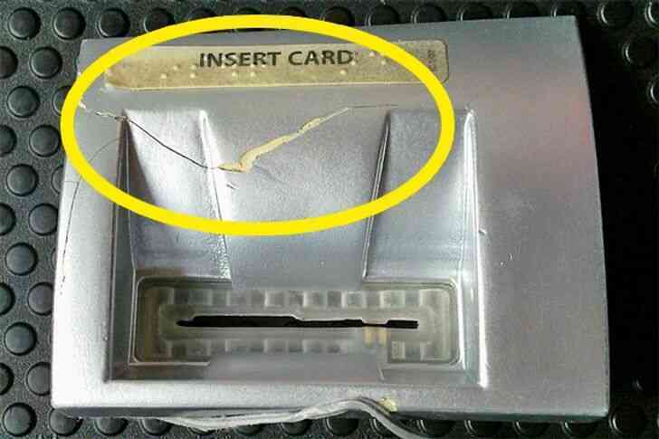 Muôn vàn cách hacker cướp tiền của bạn từ ATM và đây là cách nhận biết cây ATM có bị kẻ gian lợi dụng hay không? - Ảnh 4. Muôn vàn cách hacker cướp tiền của bạn từ ATM và đây là cách nhận biết cây ATM có bị kẻ gian lợi dụng hay không? - Ảnh 4.