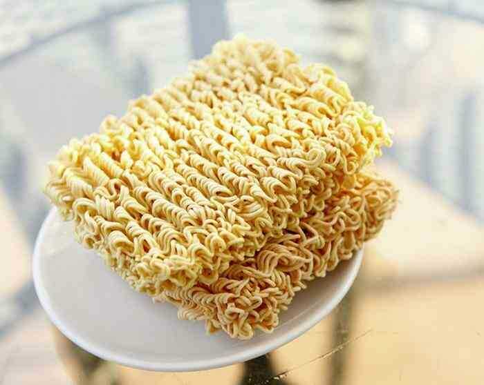 Bao nhiêu năm ăn mì gói, bạn có bao giờ thắc mắc vì sao sợi mì được làm uốn lượn như sóng không? - Ảnh 1. Bao nhiêu năm ăn mì gói, bạn có bao giờ thắc mắc vì sao sợi mì được làm uốn lượn như sóng không? - Ảnh 1.