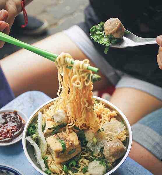 Bao nhiêu năm ăn mì gói, bạn có bao giờ thắc mắc vì sao sợi mì được làm uốn lượn như sóng không? - Ảnh 2. Bao nhiêu năm ăn mì gói, bạn có bao giờ thắc mắc vì sao sợi mì được làm uốn lượn như sóng không? - Ảnh 2.