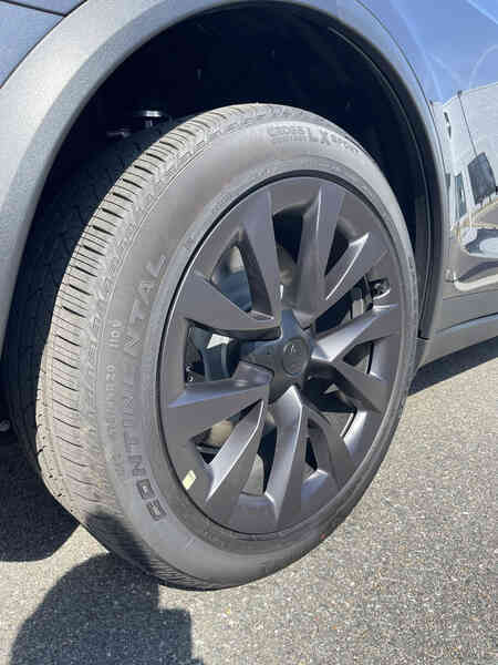 Xe tiền tỷ nhưng dùng lốp lệch tông, Tesla đang nhận 'cơn mưa gạch đá' từ khách hàng
