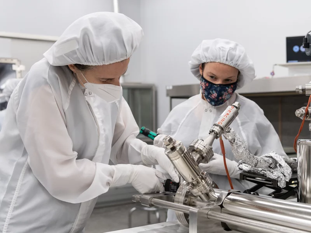 Chuẩn bị trở lại Mặt Trăng, NASA mở ống chứa mẫu đất đá do sứ mệnh Apollo 17 lấy về từ 50 năm trước - Ảnh 3. Chuẩn bị trở lại Mặt Trăng, NASA mở ống chứa mẫu đất đá do sứ mệnh Apollo 17 lấy về từ 50 năm trước - Ảnh 3.