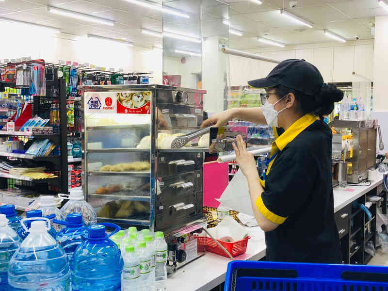“Ét o ét”: Học sinh, sinh viên chuyên chạy deadline ghé ngay Ministop để ăn thả ga và ngồi cả ngày - Ảnh 3. “Ét o ét”: Học sinh, sinh viên chuyên chạy deadline ghé ngay Ministop để ăn thả ga và ngồi cả ngày - Ảnh 3.