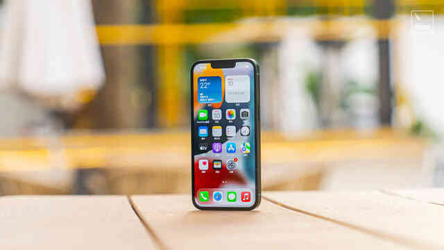 Ảnh thực tế iPhone 13 màu Xanh - Ảnh 10. Ảnh thực tế iPhone 13 màu Xanh - Ảnh 10.
