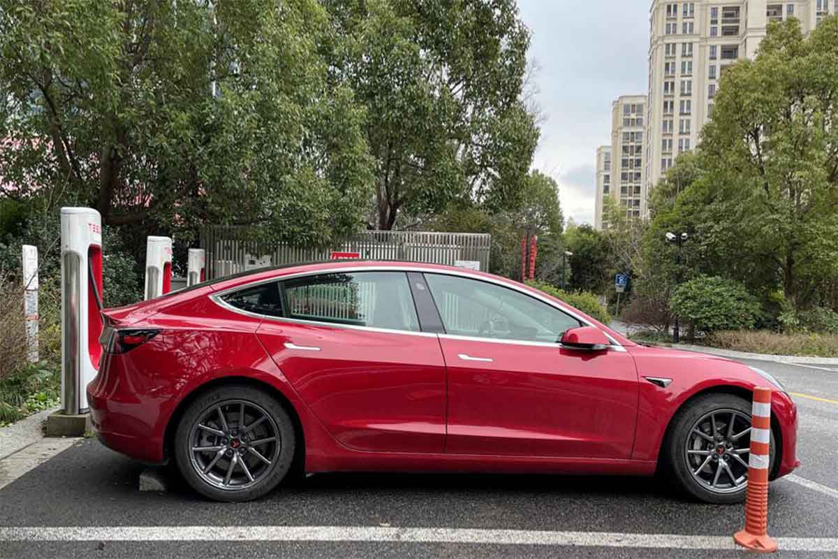 Cắm sạc chưa được nửa tiếng, chủ xe Tesla "tái mặt" khi thấy con số trên hóa đơn
