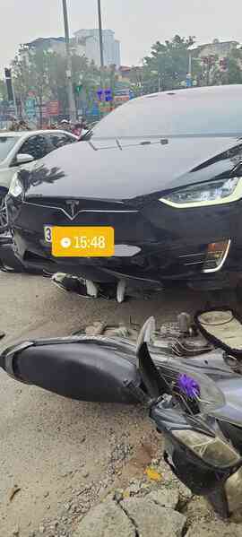 Tesla Model X gây tai nạn tại Hà Nội: Cuốn loạt xe máy vào gầm, CĐM tranh luận về hệ thống an toàn