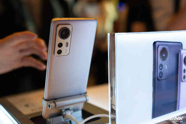 Trên tay nhanh Xiaomi 12 series: Bản tiêu chuẩn có màn hình nhỏ như iPhone 13, chip Snapdragon 8 Gen 1, sạc siêu nhanh 120W, giá từ 19.9 triệu đồng