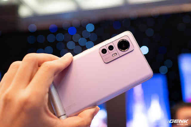 Trên tay nhanh Xiaomi 12 series: Bản tiêu chuẩn có màn hình nhỏ như iPhone 13, chip Snapdragon 8 Gen 1, sạc siêu nhanh 120W, giá từ 19.9 triệu đồng - Ảnh 2. Trên tay nhanh Xiaomi 12 series: Bản tiêu chuẩn có màn hình nhỏ như iPhone 13, chip Snapdragon 8 Gen 1, sạc siêu nhanh 120W, giá từ 19.9 triệu đồng - Ảnh 2.