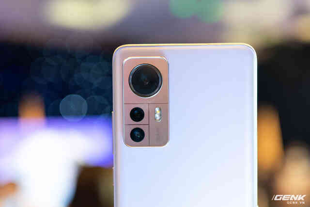 Trên tay nhanh Xiaomi 12 series: Bản tiêu chuẩn có màn hình nhỏ như iPhone 13, chip Snapdragon 8 Gen 1, sạc siêu nhanh 120W, giá từ 19.9 triệu đồng - Ảnh 3. Trên tay nhanh Xiaomi 12 series: Bản tiêu chuẩn có màn hình nhỏ như iPhone 13, chip Snapdragon 8 Gen 1, sạc siêu nhanh 120W, giá từ 19.9 triệu đồng - Ảnh 3.