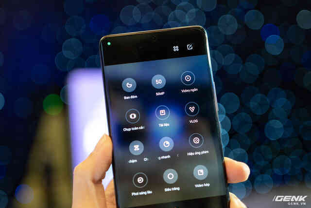Trên tay nhanh Xiaomi 12 series: Bản tiêu chuẩn có màn hình nhỏ như iPhone 13, chip Snapdragon 8 Gen 1, sạc siêu nhanh 120W, giá từ 19.9 triệu đồng - Ảnh 4. Trên tay nhanh Xiaomi 12 series: Bản tiêu chuẩn có màn hình nhỏ như iPhone 13, chip Snapdragon 8 Gen 1, sạc siêu nhanh 120W, giá từ 19.9 triệu đồng - Ảnh 4.