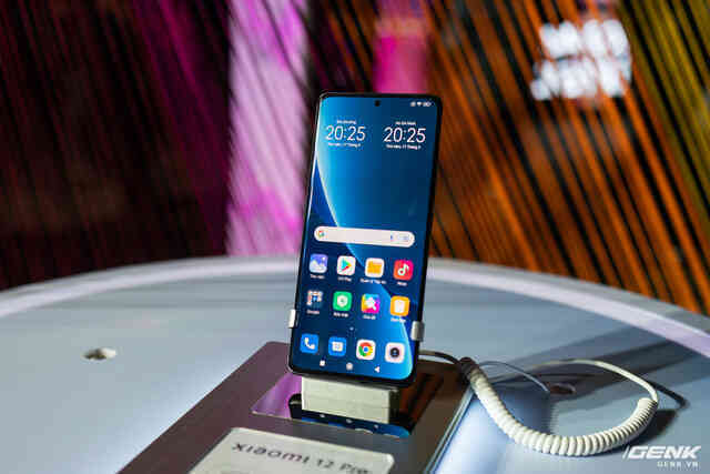 Trên tay nhanh Xiaomi 12 series: Bản tiêu chuẩn có màn hình nhỏ như iPhone 13, chip Snapdragon 8 Gen 1, sạc siêu nhanh 120W, giá từ 19.9 triệu đồng - Ảnh 9. Trên tay nhanh Xiaomi 12 series: Bản tiêu chuẩn có màn hình nhỏ như iPhone 13, chip Snapdragon 8 Gen 1, sạc siêu nhanh 120W, giá từ 19.9 triệu đồng - Ảnh 9.