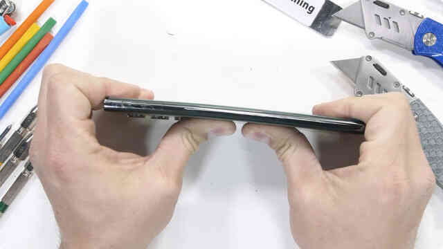Kiểm chứng độ bền Galaxy S22 Ultra: Đây mới xứng đáng flagship của năm! - Ảnh 11. Kiểm chứng độ bền Galaxy S22 Ultra: Đây mới xứng đáng flagship của năm! - Ảnh 11.