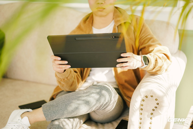 Màn hình “siêu to khổng lồ” 14.6 inch của Galaxy Tab S8 Ultra: Lợi hại thế nào, ưu nhược ra sao, có đáng thêm 5 triệu?