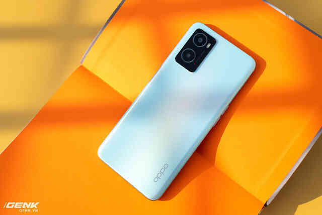 Trên tay OPPO A76: Thiết kế thời trang, pin khủng, có sạc nhanh nhất phân khúc, giá dưới 6 triệu đồng - Ảnh 3. Trên tay OPPO A76: Thiết kế thời trang, pin khủng, có sạc nhanh nhất phân khúc, giá dưới 6 triệu đồng - Ảnh 3.