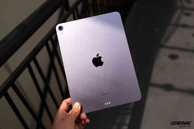 Trên tay iPad Air 5 mới về VN: "Bình cũ rượu mới", chip M1 liệu có đáng mua hơn iPad Pro? - Ảnh 2. Trên tay iPad Air 5 mới về VN: "Bình cũ rượu mới", chip M1 liệu có đáng mua hơn iPad Pro? - Ảnh 2.