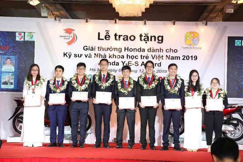 Honda Việt Nam vinh danh các sinh viên xuất sắc nhận học bổng 2021