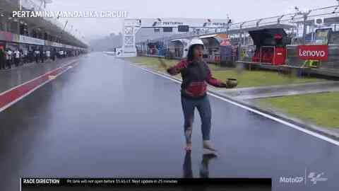 Indonesia thuê thầy cúng đuổi mưa ở giải đua xe MotoGP, và trời đã tạnh - Ảnh 2. Indonesia thuê thầy cúng đuổi mưa ở giải đua xe MotoGP, và trời đã tạnh - Ảnh 2.