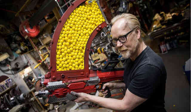 Cựu MC show khoa học MythBusters biến súng nerf thành "mũ 2 nòng" với khả năng nhả 54 viên đạn trong nháy mắt, có cả ống ngắm laser để bắn cho nó chuẩn