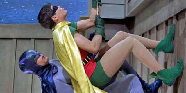Những easter egg thú vị trong The Batman: Kết hợp cả tá bộ truyện về Người Dơi đỉnh nhất lịch sử DC, trải thảm sẵn sàng đón hàng loạt phản đình đám trong tương lai - Ảnh 13. Những easter egg thú vị trong The Batman: Kết hợp cả tá bộ truyện về Người Dơi đỉnh nhất lịch sử DC, trải thảm sẵn sàng đón hàng loạt phản đình đám trong tương lai - Ảnh 13.