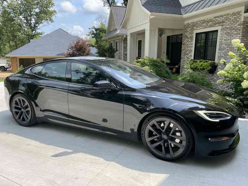 Tesla Model S Plaid đầu tiên âm thầm có mặt tại Việt Nam: Vô-lăng như phi thuyền, mạnh hơn Bugatti Veyron