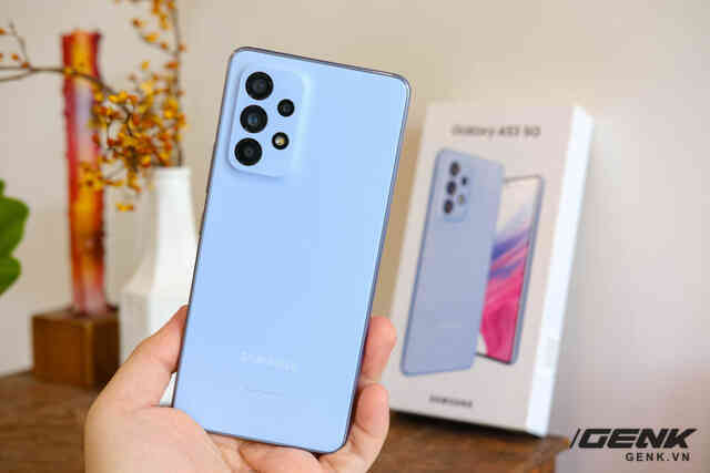 Những điểm ấn tượng đầu tiên trên Galaxy A53 5G: thiết kế màu trendy, là dòng A đầu tiên không đi kèm củ sạc - Ảnh 2. Những điểm ấn tượng đầu tiên trên Galaxy A53 5G: thiết kế màu trendy, là dòng A đầu tiên không đi kèm củ sạc - Ảnh 2.