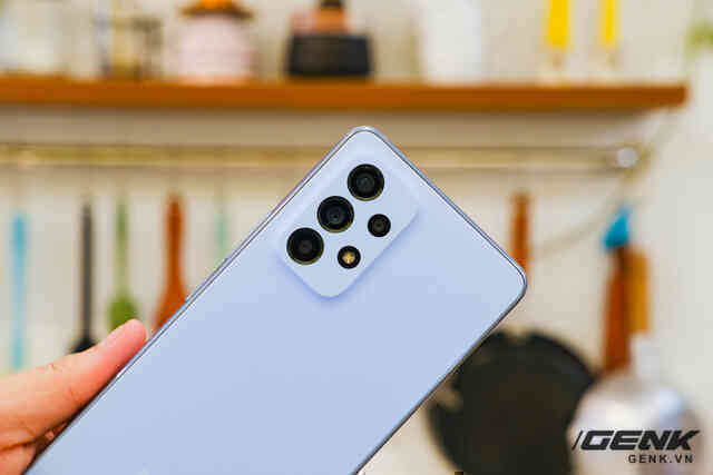 Những điểm ấn tượng đầu tiên trên Galaxy A53 5G: thiết kế màu trendy, là dòng A đầu tiên không đi kèm củ sạc - Ảnh 3. Những điểm ấn tượng đầu tiên trên Galaxy A53 5G: thiết kế màu trendy, là dòng A đầu tiên không đi kèm củ sạc - Ảnh 3.
