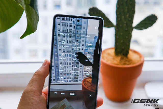Những điểm ấn tượng đầu tiên trên Galaxy A53 5G: thiết kế màu trendy, là dòng A đầu tiên không đi kèm củ sạc - Ảnh 5. Những điểm ấn tượng đầu tiên trên Galaxy A53 5G: thiết kế màu trendy, là dòng A đầu tiên không đi kèm củ sạc - Ảnh 5.
