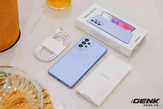 Những điểm ấn tượng đầu tiên trên Galaxy A53 5G: thiết kế màu trendy, là dòng A đầu tiên không đi kèm củ sạc - Ảnh 7. Những điểm ấn tượng đầu tiên trên Galaxy A53 5G: thiết kế màu trendy, là dòng A đầu tiên không đi kèm củ sạc - Ảnh 7.