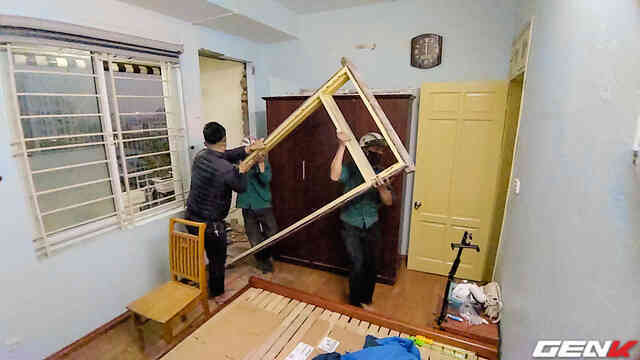 Kiến trúc sư phân tích: đập cửa gỗ để thay bằng nhôm kính có phải là "bất thường" không?