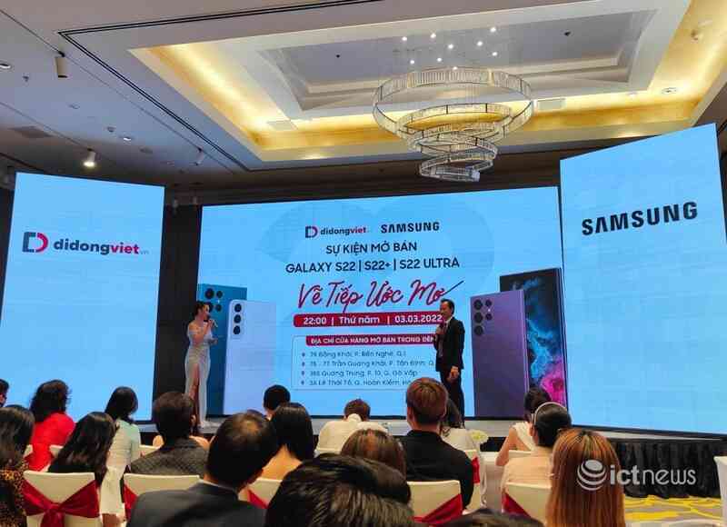 Khách Việt không còn phải chờ đến giữa đêm để lấy Samsung Galaxy S22
