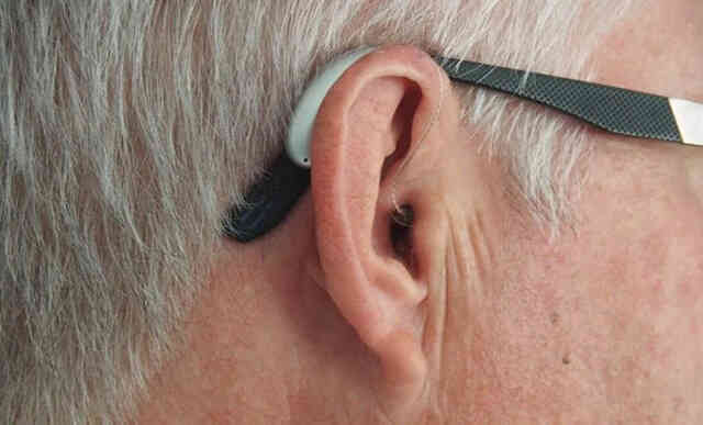 Sinh viên y cấy thiết bị bluetooth vào tai để quay cóp