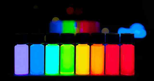 Đây là một con tằm lượng tử, nó ăn "quantum dot" và nhả ra tơ phát quang