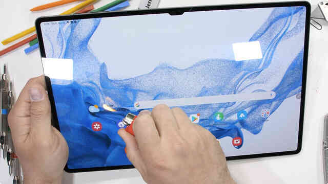Kiểm chứng độ bền Galaxy Tab S8 Ultra: Mỏng hơn iPad nhưng bẻ không gãy - Ảnh 11. Kiểm chứng độ bền Galaxy Tab S8 Ultra: Mỏng hơn iPad nhưng bẻ không gãy - Ảnh 11.