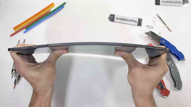 Kiểm chứng độ bền Galaxy Tab S8 Ultra: Mỏng hơn iPad nhưng bẻ không gãy - Ảnh 13. Kiểm chứng độ bền Galaxy Tab S8 Ultra: Mỏng hơn iPad nhưng bẻ không gãy - Ảnh 13.