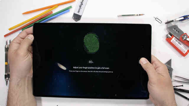 Kiểm chứng độ bền Galaxy Tab S8 Ultra: Mỏng hơn iPad nhưng bẻ không gãy - Ảnh 6. Kiểm chứng độ bền Galaxy Tab S8 Ultra: Mỏng hơn iPad nhưng bẻ không gãy - Ảnh 6.