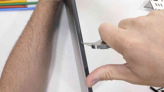 Kiểm chứng độ bền Galaxy Tab S8 Ultra: Mỏng hơn iPad nhưng bẻ không gãy - Ảnh 8. Kiểm chứng độ bền Galaxy Tab S8 Ultra: Mỏng hơn iPad nhưng bẻ không gãy - Ảnh 8.