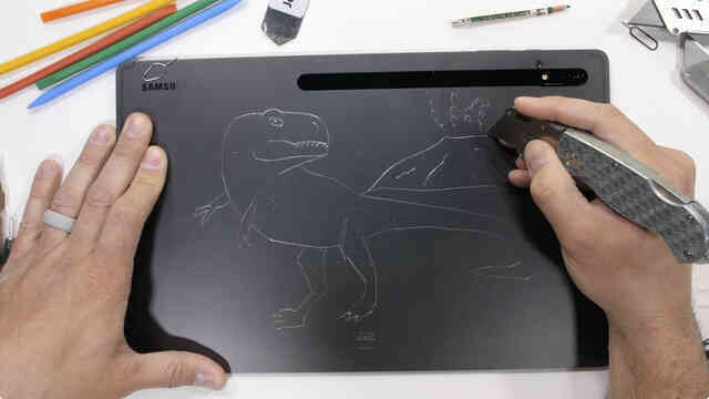 Kiểm chứng độ bền Galaxy Tab S8 Ultra: Mỏng hơn iPad nhưng bẻ không gãy - Ảnh 9. Kiểm chứng độ bền Galaxy Tab S8 Ultra: Mỏng hơn iPad nhưng bẻ không gãy - Ảnh 9.