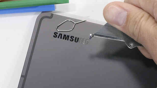 Kiểm chứng độ bền Galaxy Tab S8 Ultra: Mỏng hơn iPad nhưng bẻ không gãy - Ảnh 10. Kiểm chứng độ bền Galaxy Tab S8 Ultra: Mỏng hơn iPad nhưng bẻ không gãy - Ảnh 10.