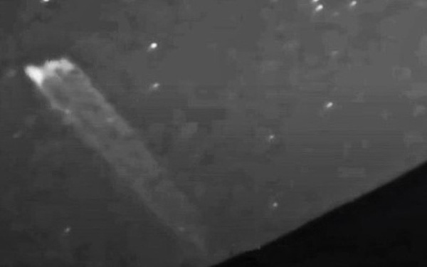 Bắt quả tang vật thể lạ lao thẳng từ miệng núi lửa rồi bay lên trời, hội mê UFO lại được dịp "gáy"