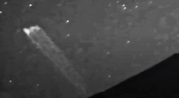 Bắt quả tang vật thể lạ lao thẳng từ miệng núi lửa rồi bay lên trời, hội mê UFO lại được dịp gáy - Ảnh 2. Bắt quả tang vật thể lạ lao thẳng từ miệng núi lửa rồi bay lên trời, hội mê UFO lại được dịp gáy - Ảnh 2.