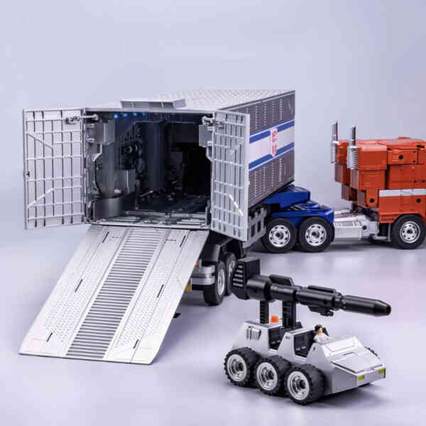 Robot đồ chơi Optimus Prime được nâng cấp thêm xe moóc cực xịn sò, có thể tự động biến hình thông qua vài câu lệnh đơn giản