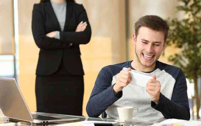 Trung Quốc: Sếp yêu cầu nhân viên "báo cáo" mức sử dụng pin trên điện thoại trước khi ra về - Ảnh 2. Trung Quốc: Sếp yêu cầu nhân viên "báo cáo" mức sử dụng pin trên điện thoại trước khi ra về - Ảnh 2.
