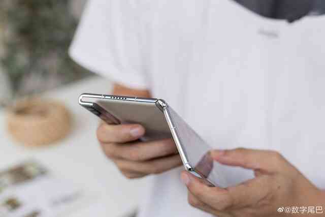 Ảnh thực tế Huawei Mate XS 2 với thiết kế mới, phần cứng lỗi thời, giá cao - Ảnh 13. Ảnh thực tế Huawei Mate XS 2 với thiết kế mới, phần cứng lỗi thời, giá cao - Ảnh 13.
