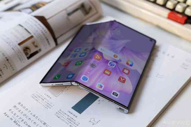 Ảnh thực tế Huawei Mate XS 2 với thiết kế mới, phần cứng lỗi thời, giá cao - Ảnh 4. Ảnh thực tế Huawei Mate XS 2 với thiết kế mới, phần cứng lỗi thời, giá cao - Ảnh 4.