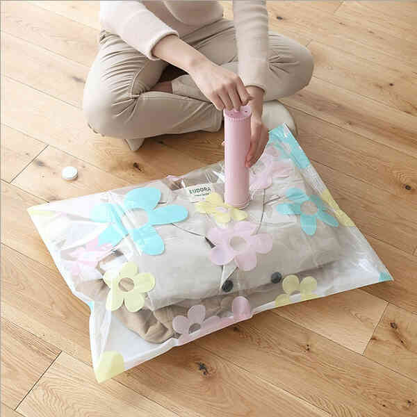 Hè đến rồi, mua túi hút chân không về để cất chăn màn, quần áo dày cho gọn tủ