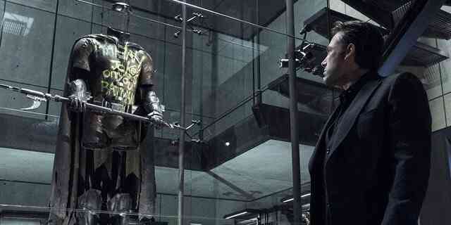 DCEU và những quyết định &quot;đi vào lòng đất&quot;, thiên tài như Batman mà còn mắc quá nhiều sai lầm ngớ ngẩn - Ảnh 6.
