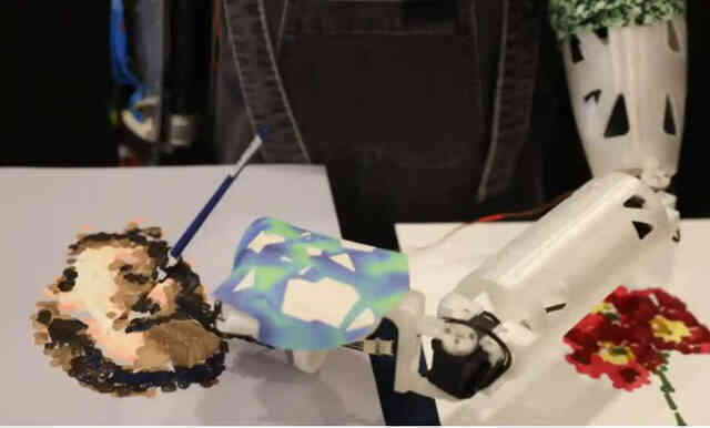 Đây là robot đầu tiên có thể vẽ tranh như họa sĩ chuyên nghiệp, thậm chí còn được tham gia 1 trong những triển lãm lớn nhất thế giới - Ảnh 2. Đây là robot đầu tiên có thể vẽ tranh như họa sĩ chuyên nghiệp, thậm chí còn được tham gia 1 trong những triển lãm lớn nhất thế giới - Ảnh 2.