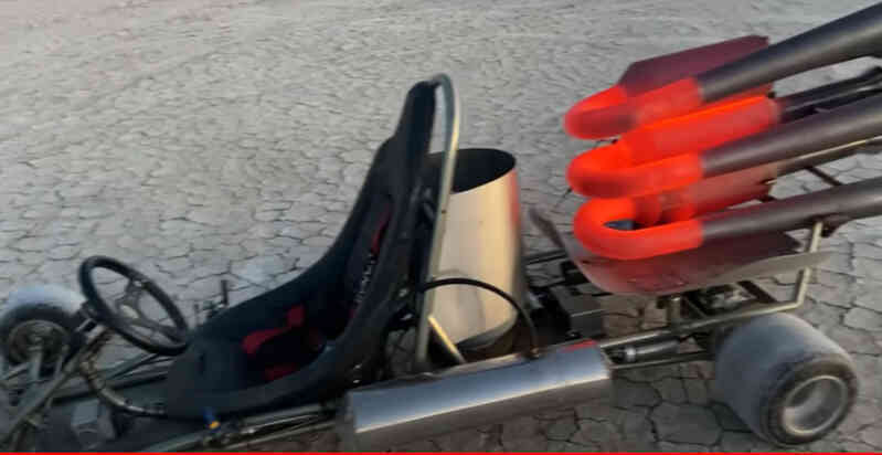 Kinh ngạc ông lão hơn 60 tuổi tự chế tạo quái thú go-kart trang bị 3 động cơ xung phản lực: Tốc độ lên tới 145 km/h, ống xả phun lửa cực gắt, ai nhìn cũng phải trầm trồ - Ảnh 2. Kinh ngạc ông lão hơn 60 tuổi tự chế tạo quái thú go-kart trang bị 3 động cơ xung phản lực: Tốc độ lên tới 145 km/h, ống xả phun lửa cực gắt, ai nhìn cũng phải trầm trồ - Ảnh 2.