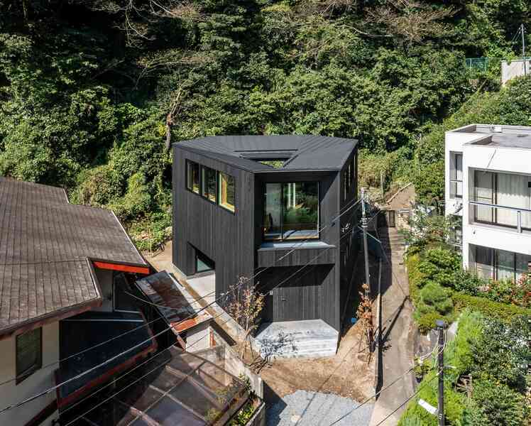 Căn nhà như viên ngọc đen giữa rừng núi Nhật Bản - Ảnh 1.